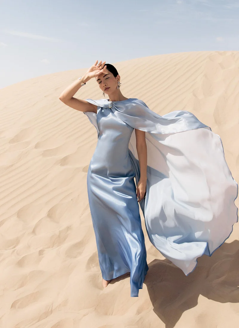 ليتشي فستان ماكسي لامع مع رداء وتفاصيل معدنية